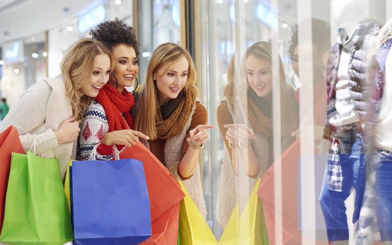 Mua hàng xách tay thông qua người thân, bạn bè