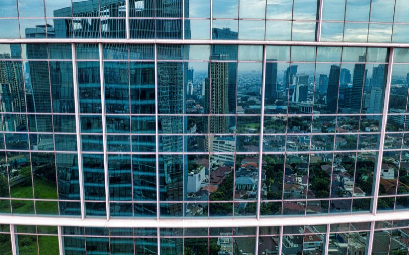 Lợi ích khi thuê dịch vụ lau kính tòa nhà